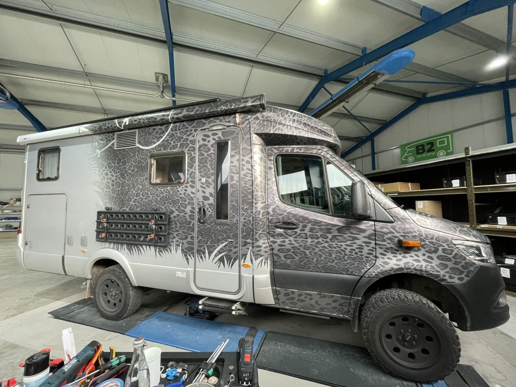 Ein erfahrenes Team führt eine Reparatur von Wohnwagen durch.